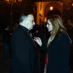 Il cardinale Montenegro in attesa dinanzi al municipio