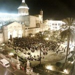 Fedeli fuori la cattedrale per salutare il nuovo vescovo di Palermo, don Corrado Lorefice
