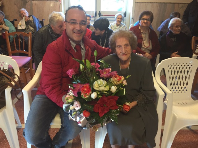 Nonna Valentina riceve gli auguri e un mazzo di fiori dal rappresentante del Municipio, Marco Vullo