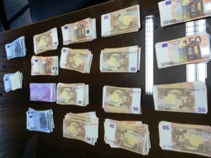 I soldi recuperati dai carabinieri di Palagonia