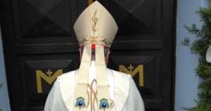 Il cardinale Montenegro apre la Porta santa