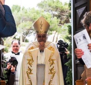 Il cardinale Montenegro apre la Porta santa a Lampedusa
