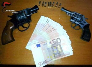 Le pistole e i soldi sequestrati a Francesco Barbagallo
