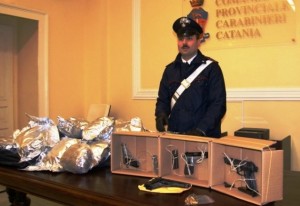 Droga e armi sequestrati a Catania