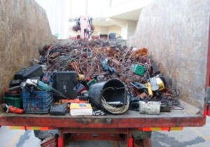 Il camion e la refurtiva sequestrati dai carabinieri di Agrigento.