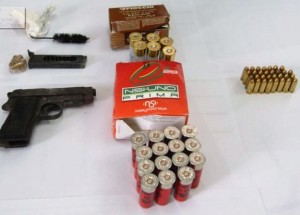 La  pistola e le munizioni sequestrati al lavaggista, Giuseppe Messina