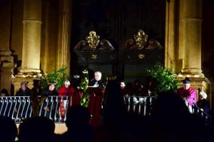 Il cardinale Montenegro legge l'omelia sul sagrato di San Domenico