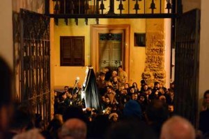 La folla assiepata dinanzi la chiesa di Sant'Alfonso