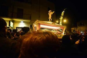 La processione attraversa il  quartiere Bibbirria