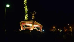 La processione serale attraversa il quartiere san Michele