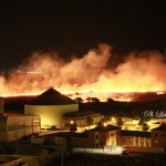 In fiamme l'area del rigassificatore, foto di Luigi Manzella