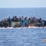 Il barcone con a bordo 600 migranti si ribalta