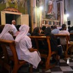 La Chiesa affollata di suorine_