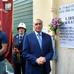 Il presidente del Senato Piero Grasso davanti la lapide di Libero Grassi