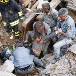 Il terremoto di oggi ad Amatrice, un uomo tirato fuori dalle macerie