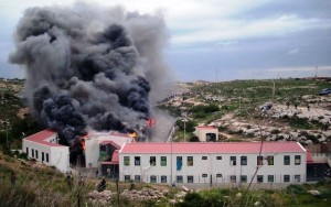 Lampedusa, l'ultimo incendio al centro di accoglienza (archivio)