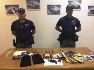 Armi, passamontagna e altro materiale sequestrato ai tre giovani