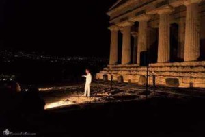 Enzo Gambino dinanzi al Tempio della Concordia