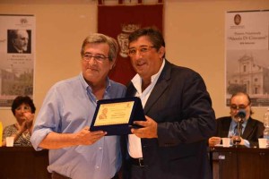Franco Castaldo riceve il premio dal Sindaco Silvio Cuffaro