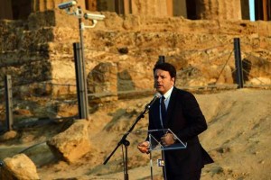 Matteo Renzi dinanzi al tempio della Concordia