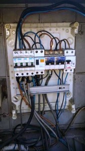 L'autolavaggio senza licenze e attaccato abusivamente all'Enel