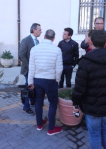 I giornalisti con il capo della Mobile, Minardi davanti la questura in attesa di Arnone