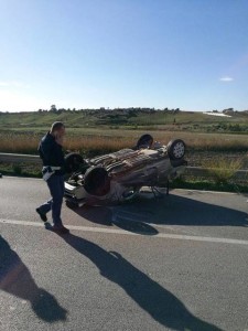 Incidente sulla Ss 115, l'auto ribaltata