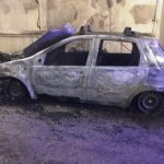 Una delle auto incendiate a Ribera