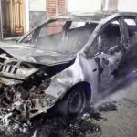 Una delle auto incendiate a Ribera