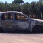 L'auto incendiata