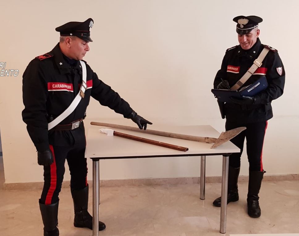 Il badile e la spranga sequestrati dai carabinieri