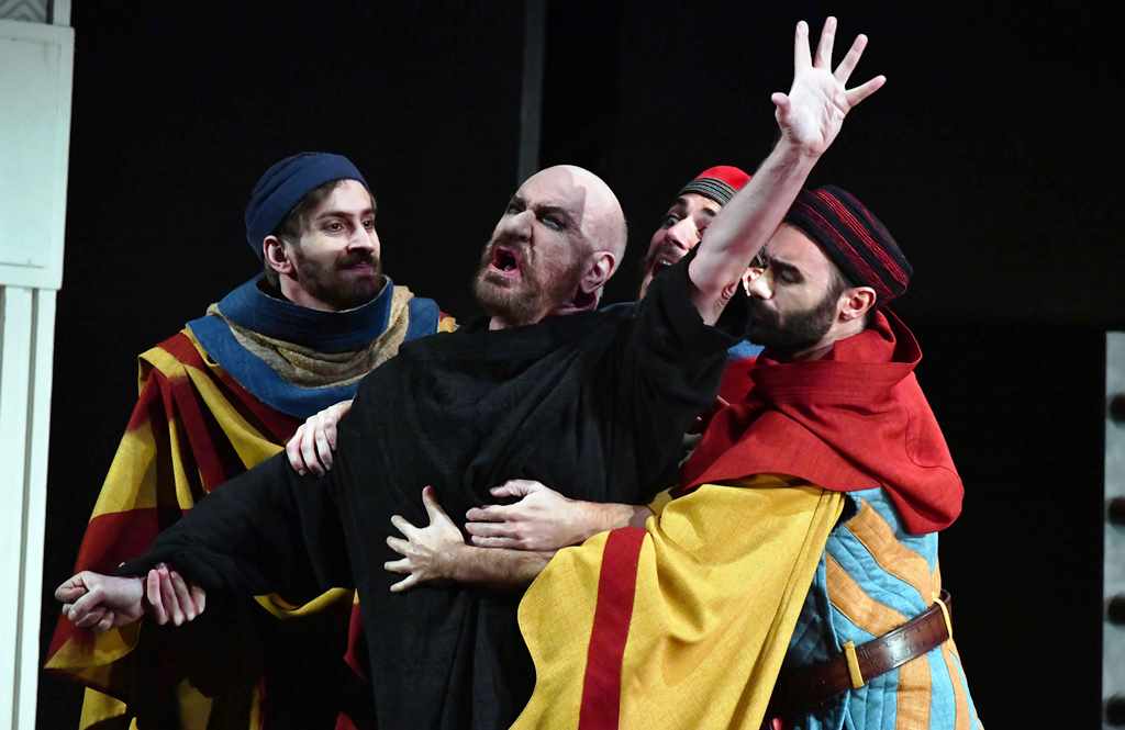 La follia del potere di “Enrico IV” apre la stagione teatrale del