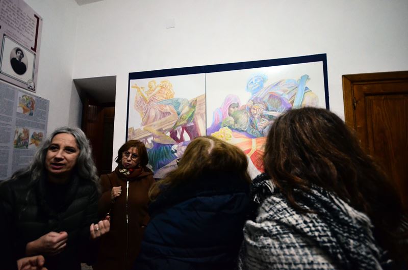 Silvia Lotti illustra i suoi dipinti ai visitatori