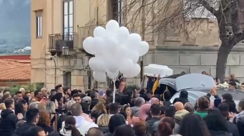 Funerali Patrizia, la bara bianca issata verso il cielo