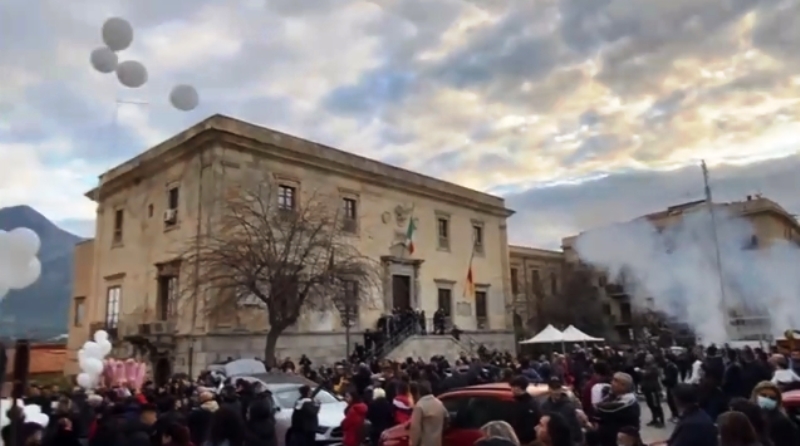 Funerali Patrizia, palloncini e botti