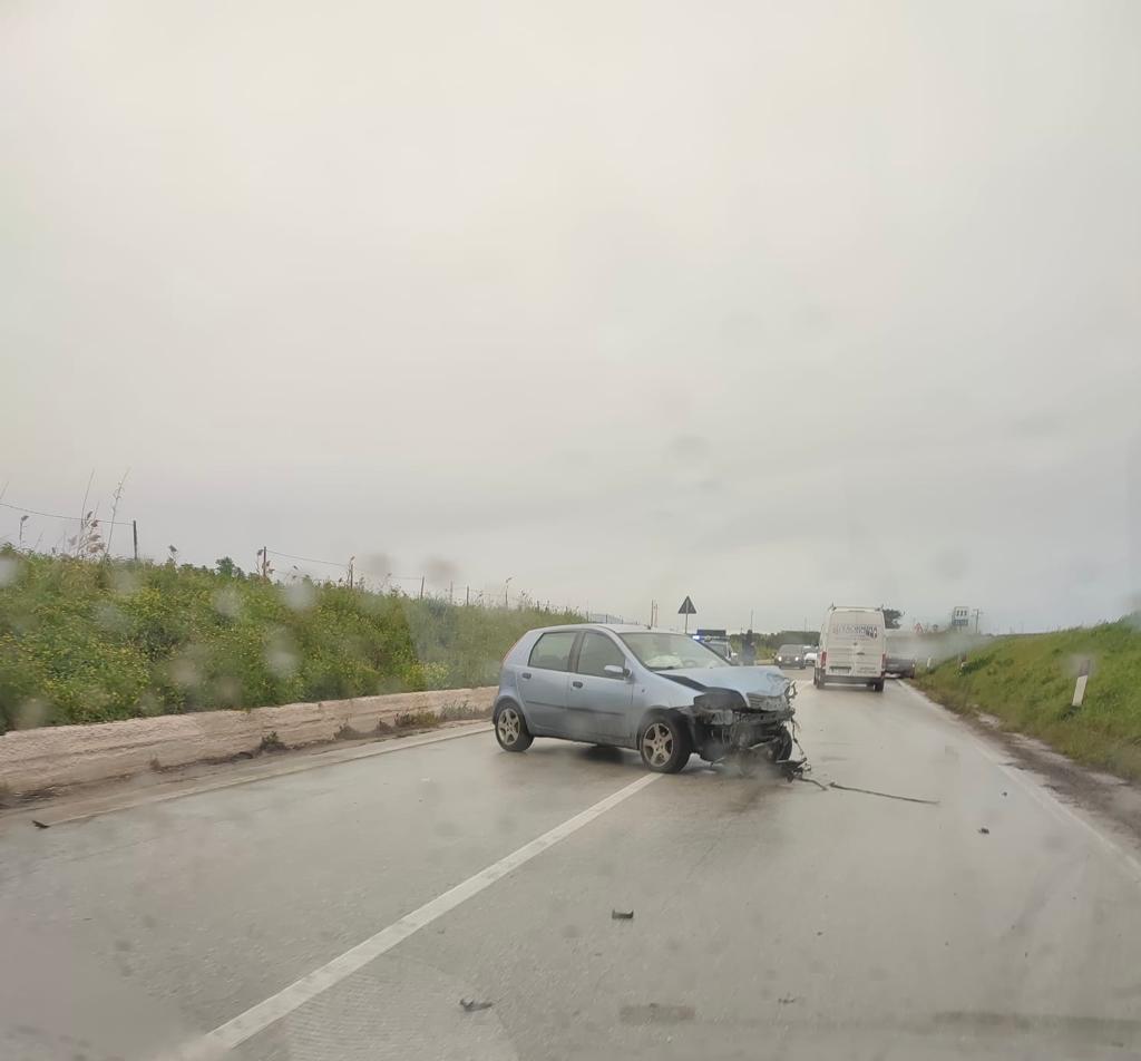 Scontro tra due auto lungo la Ss115: traffico parzialmente rallentato ...