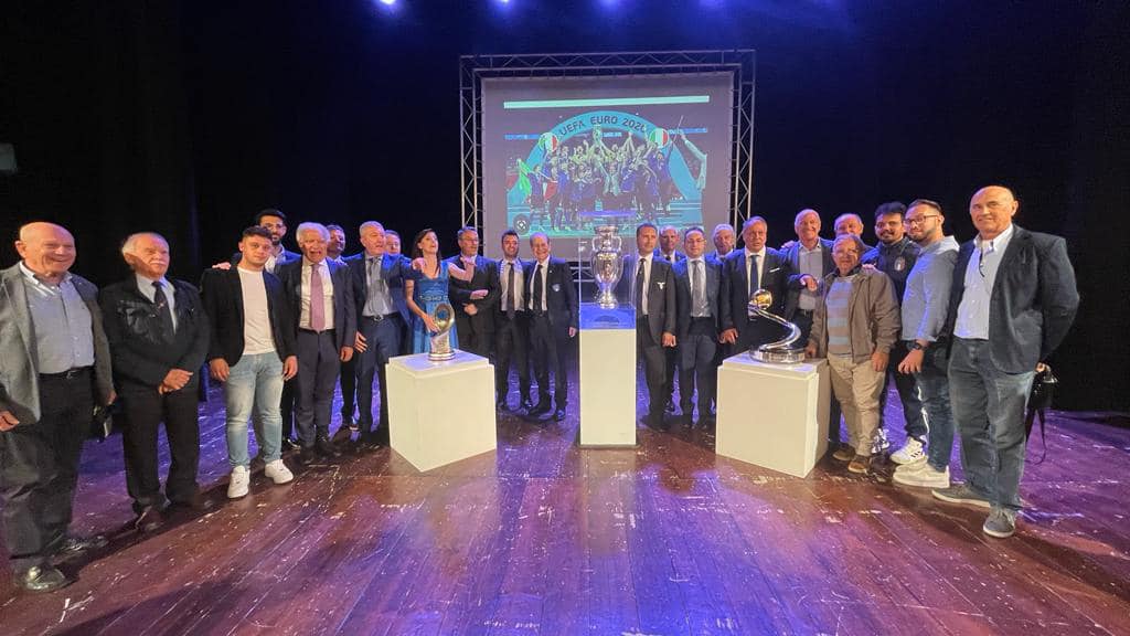 Sport, la Coppa Europa vinta dagli azzurri nel 2021 esposta al Teatro
