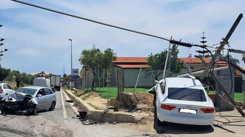 Scontro tra due auto lungo la Ss 115: due feriti in ospedale ...