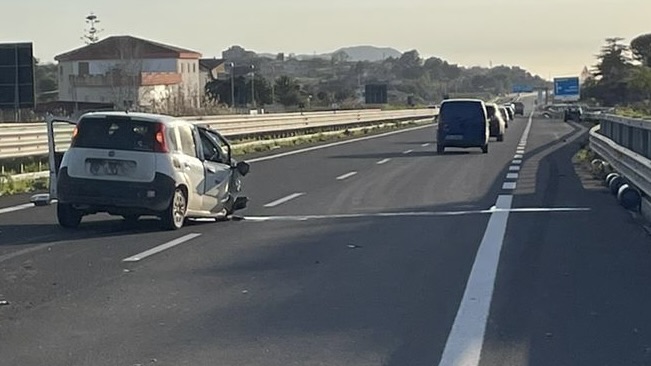 Scontro tra auto e furgone lungo la Ss640, illesi i due conducenti ...