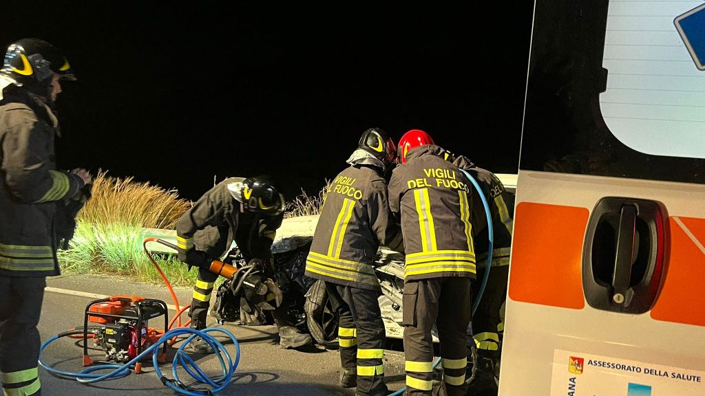 L'incidente nei pressi della Rotonda Giunone, Vigili del fuoco in azione