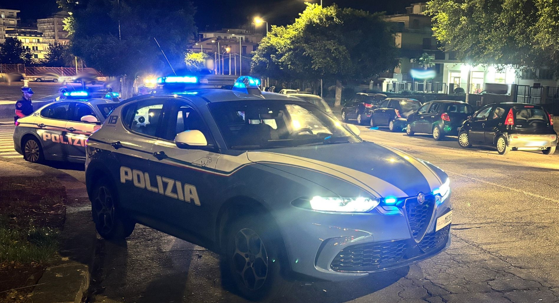 Fugge all’alt della polizia su auto rubata e si schianta contro muro ...