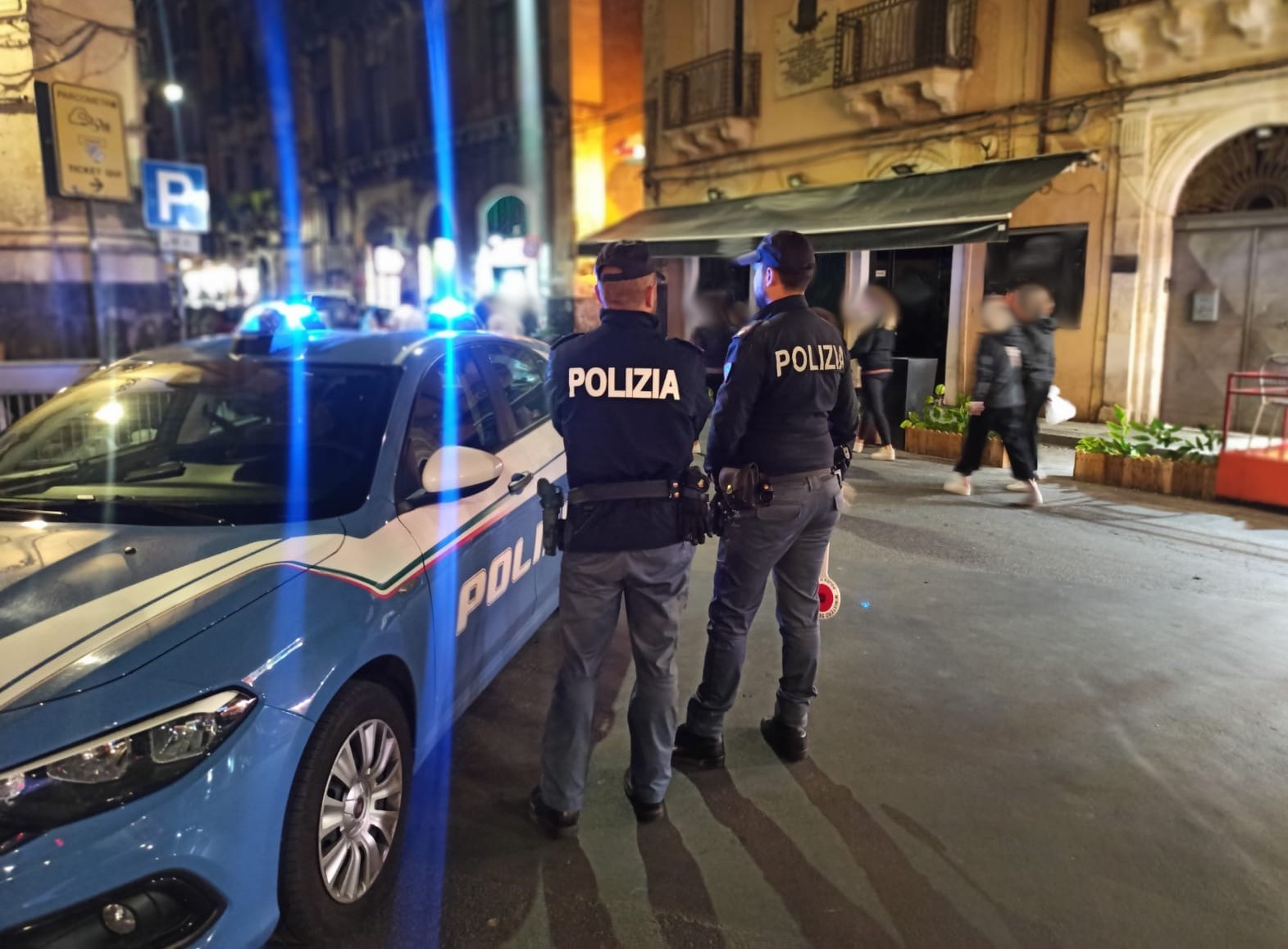 Ruba la borsa ad una ragazza, ladro fermato da un poliziotto libero dal ...