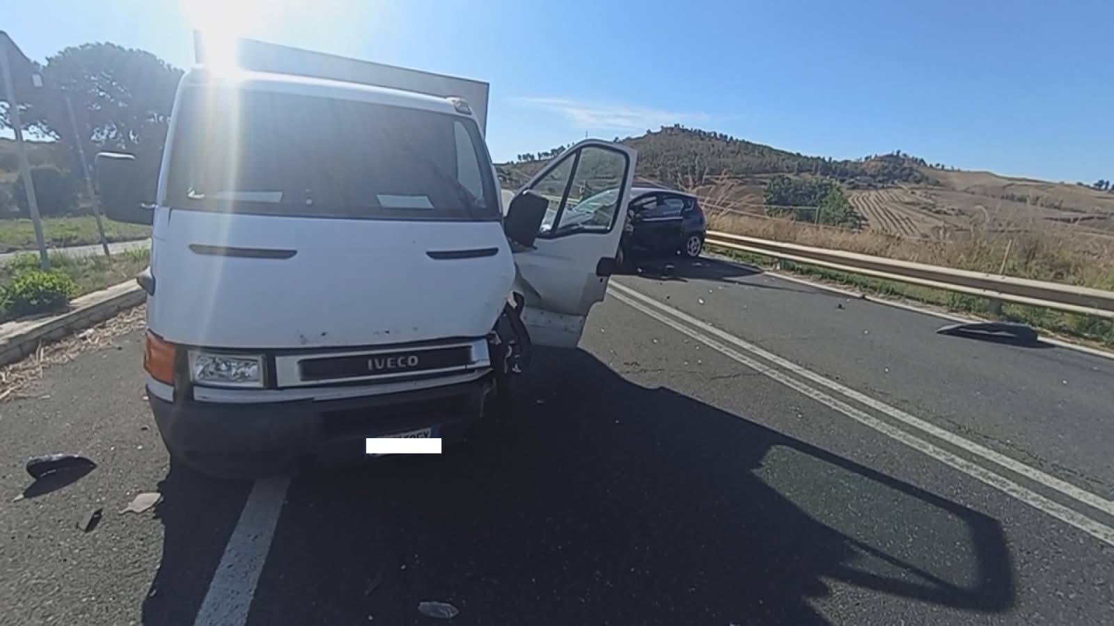 Scontro tra furgone e auto: due feriti - GrandangoloAgrigento