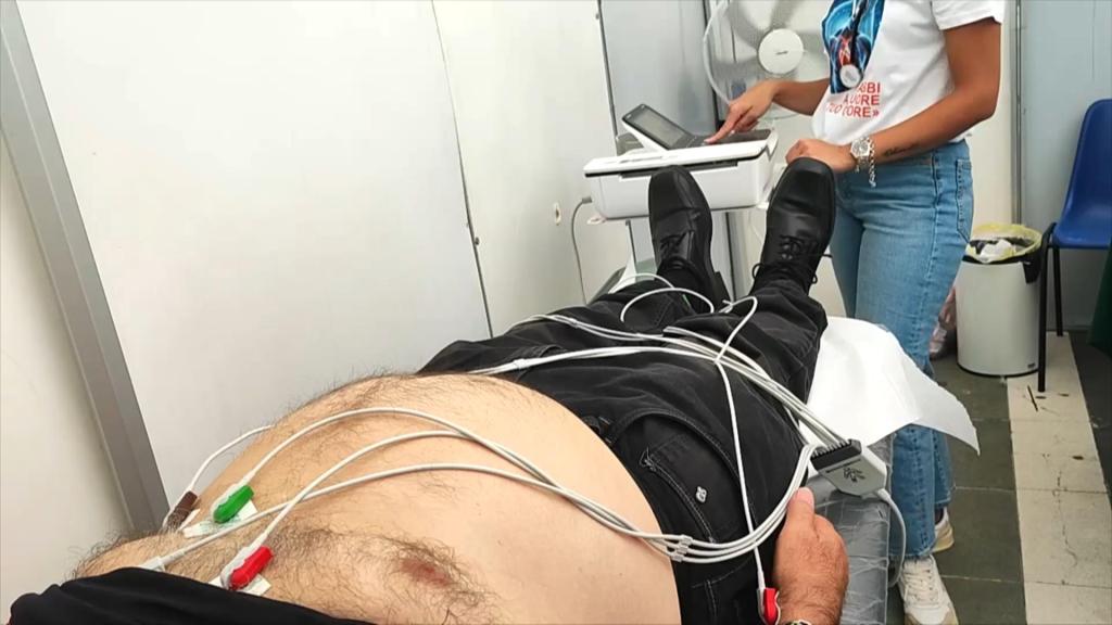 Un cittadino si sottopone all'elettrocardiogramma