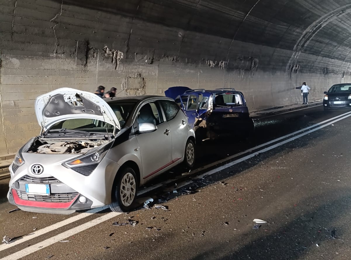 Scontro tra due auto nella galleria lungo la Ss115: un ferito in ...
