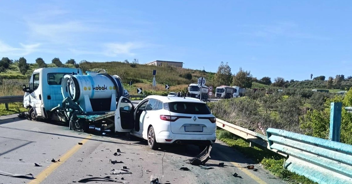 Scontro tra due auto e un furgone lungo la Ss115: due feriti ...